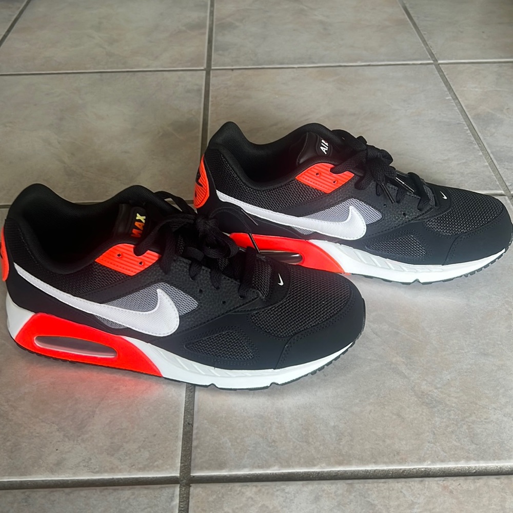 Brand new Nike Max IVO men’s size 10.5